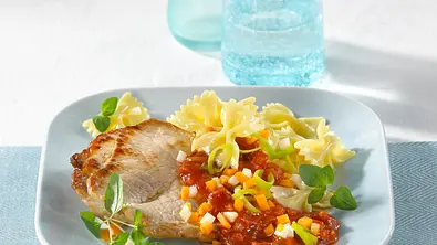 Minutensteaks mit Farfalle und Gemüse-Bolognese Rezept - Foto: LECKER @ Bauer Media Group