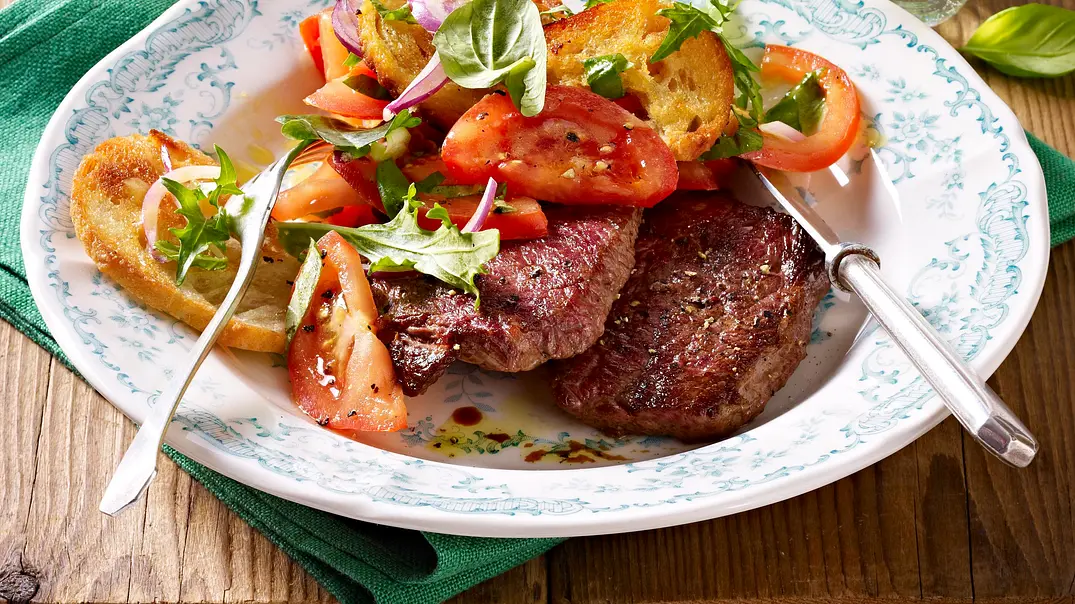 Minutensteaks mit Tomaten-Brot-Salat Rezept - Foto: LECKER @ Bauer Media Group Minutensteaks mit Tomaten-Brot-Salat Rezept - Foto: LECKER @ Bauer Media Group