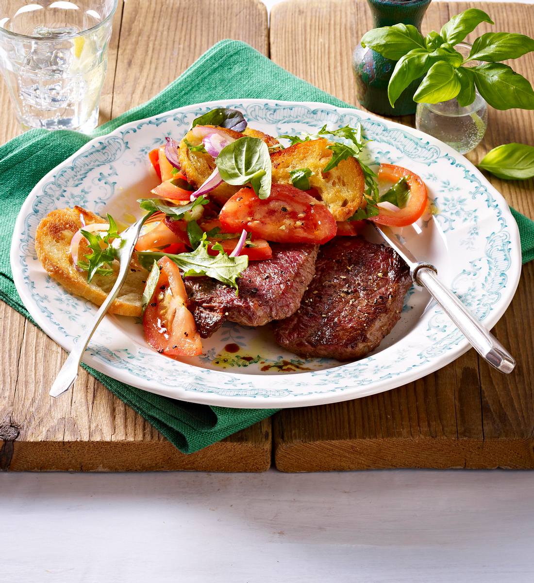 Minutensteaks mit Tomaten-Brot-Salat Rezept | LECKER