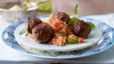 Minz-Hackbällchen auf Tomaten-Bulgur Rezept - Foto: LECKER @ Bauer Media Group