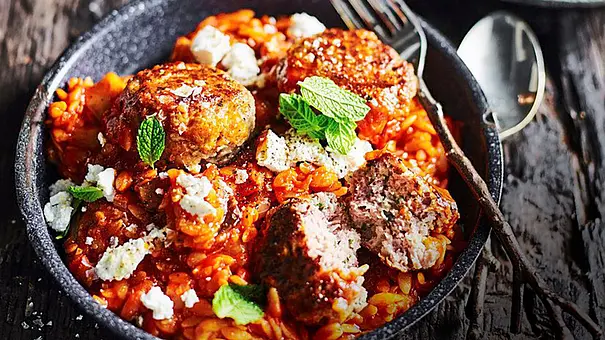 Minz-Lammbällchen auf Tomaten-Orzo Rezept - Foto: Image Professionals Minz-Lammbällchen auf Tomaten-Orzo Rezept - Foto: Image Professionals