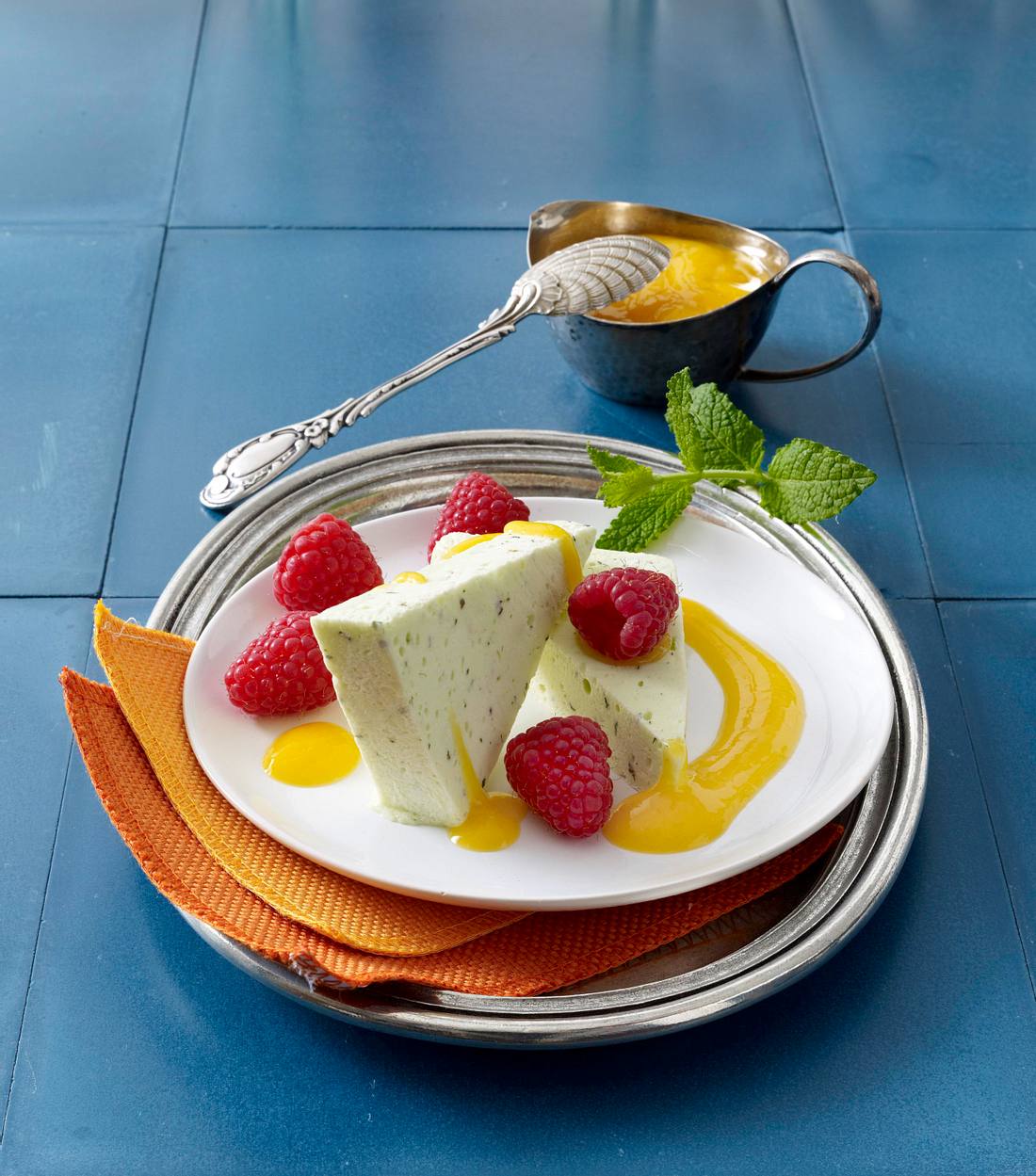 Minz-Parfait mit Mangosoße und Himbeeren Rezept | LECKER