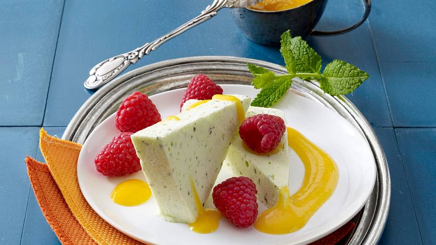 Minz-Parfait mit Mangosoße und Himbeeren Rezept - Foto: House of Food / Bauer Food Experts KG