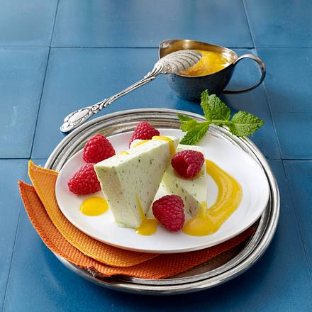 Minz-Parfait mit Mangosoße und Himbeeren Rezept