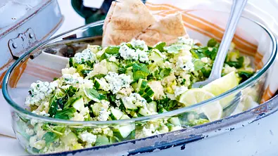 Minze-Couscous-Salat mit Hüttenkäse Rezept - Foto: LECKER @ Bauer Media Group