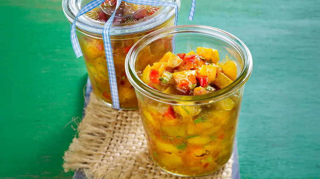 Mirabellen-Chutney mit Paprika in zwei Gläsern, eines mit Schleife, auf einem grünen Tisch. - Foto: LECKER @ Bauer Media Group Mirabellen-Chutney mit Paprika in zwei Gläsern, eines mit Schleife, auf einem grünen Tisch. - Foto: LECKER @ Bauer Media Group