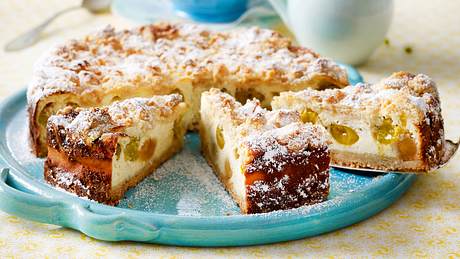 Mirabellenkuchen mit Quark und Streuseln - Foto: House of Food / Bauer Food Experts KG