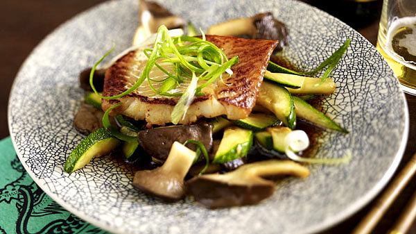 Miso-Fisch mit Kräuterseitlingen und Zucchini Rezept - Foto: House of Food / Bauer Food Experts KG