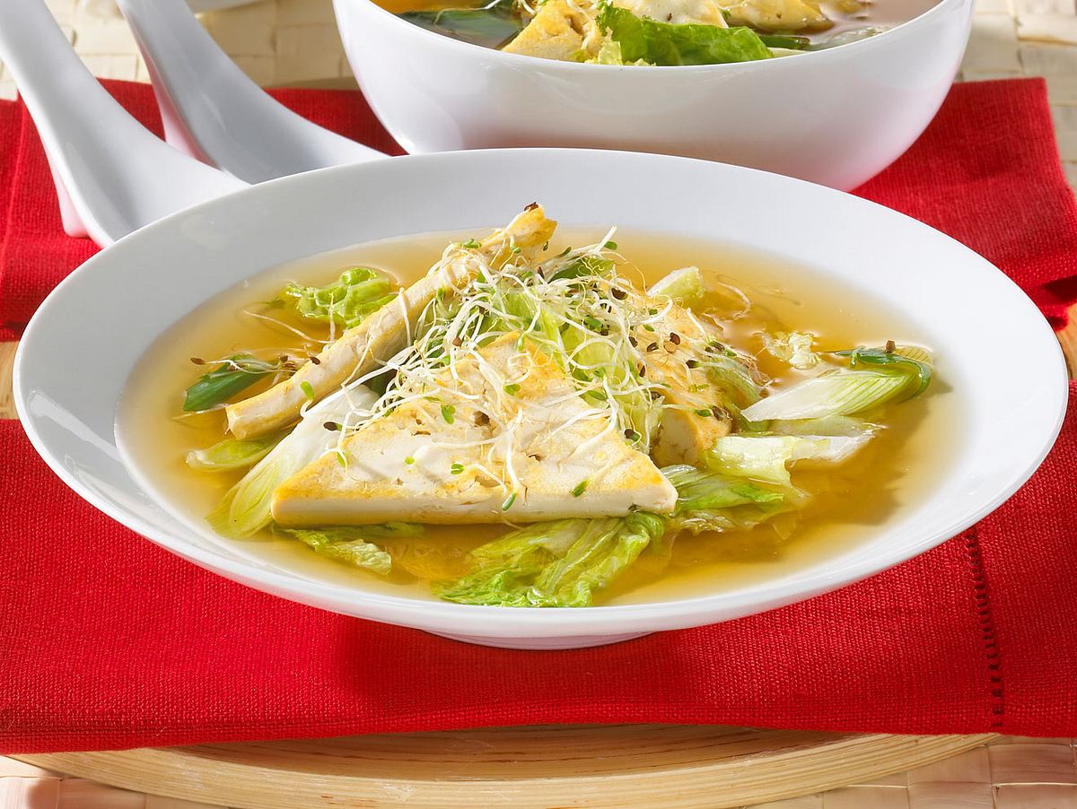 Miso-Suppe mit Tofu, Chinakohl und Alfalfasprossen Rezept