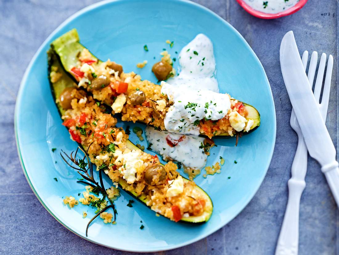 Mit Bulgur und Oliven gefüllte Zucchini-Schiffchen Rezept | LECKER