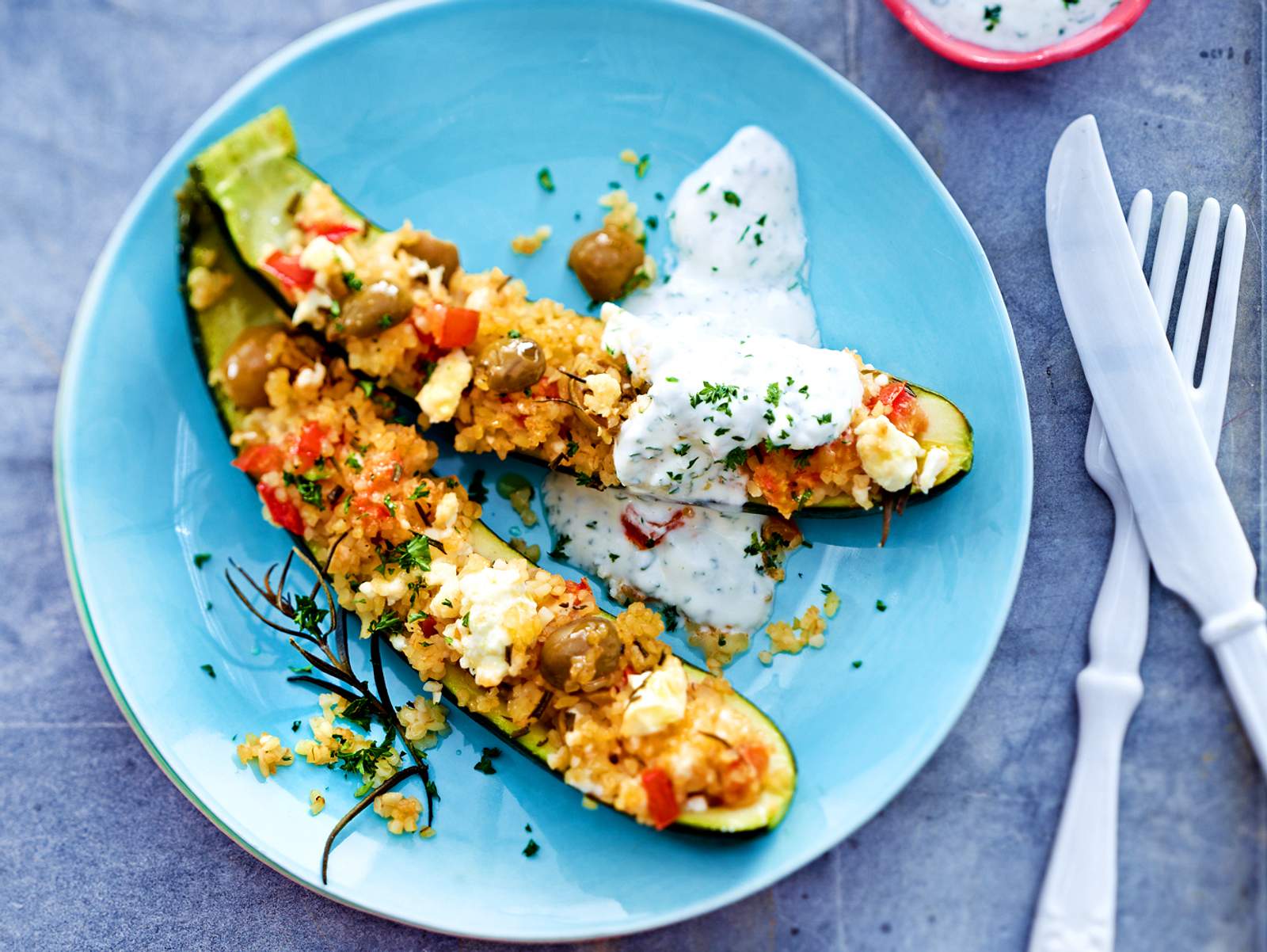 Mit Bulgur und Oliven gefüllte Zucchini-Schiffchen Rezept | LECKER