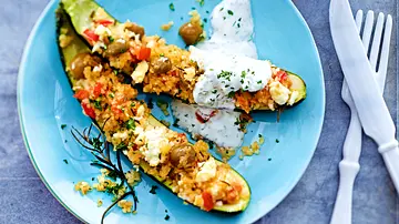 Mit Bulgur und Oliven gefüllte Zucchini-Schiffchen Rezept - Foto: LECKER @ Bauer Media Group Mit Bulgur und Oliven gefüllte Zucchini-Schiffchen Rezept - Foto: LECKER @ Bauer Media Group