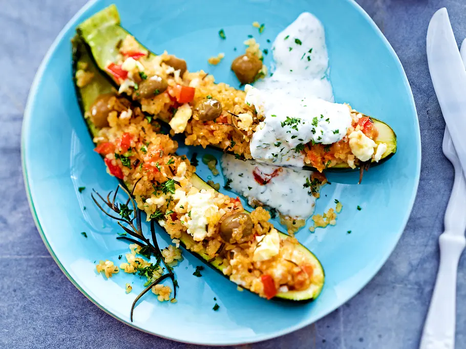 Mit Bulgur und Oliven gefüllte Zucchini-Schiffchen Rezept Mit Bulgur und Oliven gefüllte Zucchini-Schiffchen Rezept
