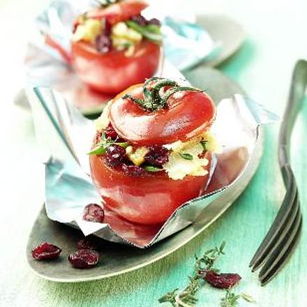 Mit Cranberries gefüllte Tomate in Folie Rezept