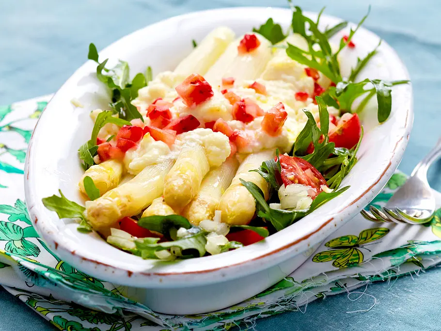 Mit Feta gratinierter Spargel zu Erdbeeren Rezept Mit Feta gratinierter Spargel zu Erdbeeren Rezept