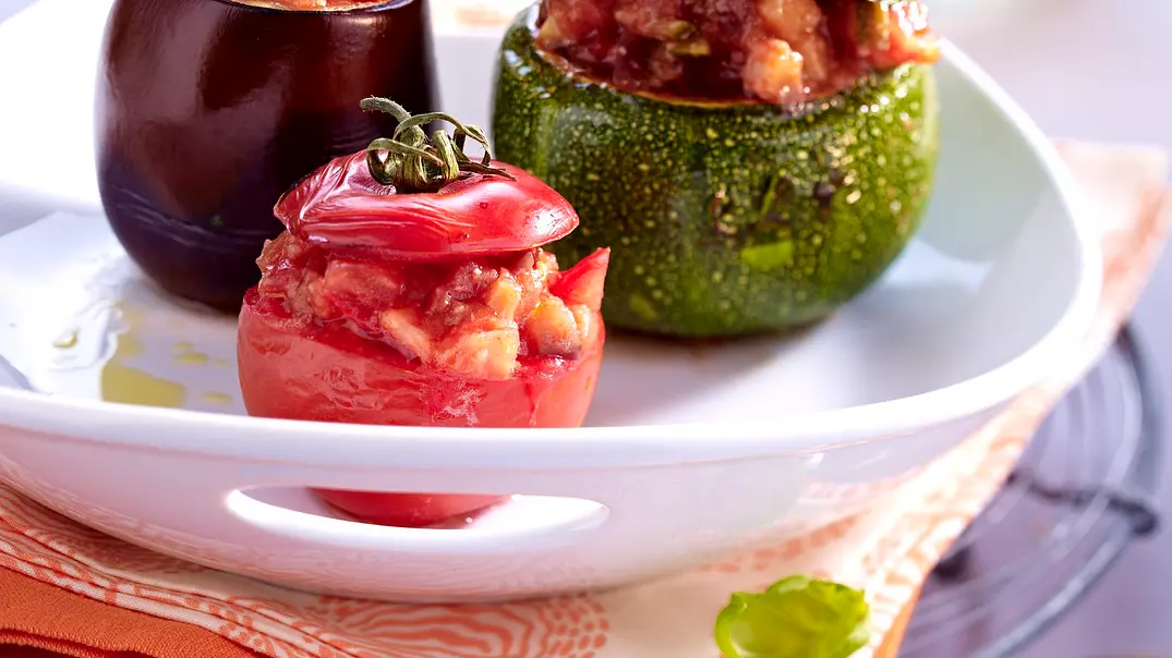 Mit Ratatouille gefüllte Tomaten, Zucchini und Auberginen Rezept - Foto: LECKER @ Bauer Media Group Mit Ratatouille gefüllte Tomaten, Zucchini und Auberginen Rezept - Foto: LECKER @ Bauer Media Group