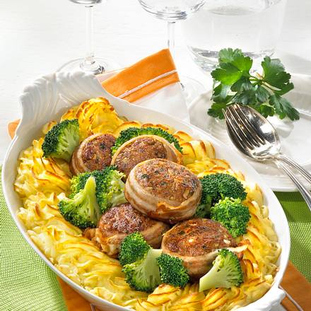 Mit Speck umwickelte Sonntags-Frikadellen im Püree-Rand, dazu Senf-Rahm und Broccoli Rezept Mit Speck umwickelte Sonntags-Frikadellen im Püree-Rand, dazu Senf-Rahm und Broccoli Rezept