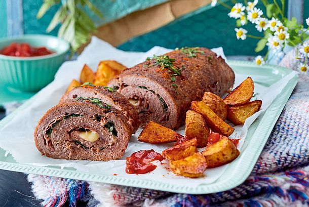 Mit Spinat gefüllter Hackstrudel Rezept Mit Spinat gefüllter Hackstrudel Rezept