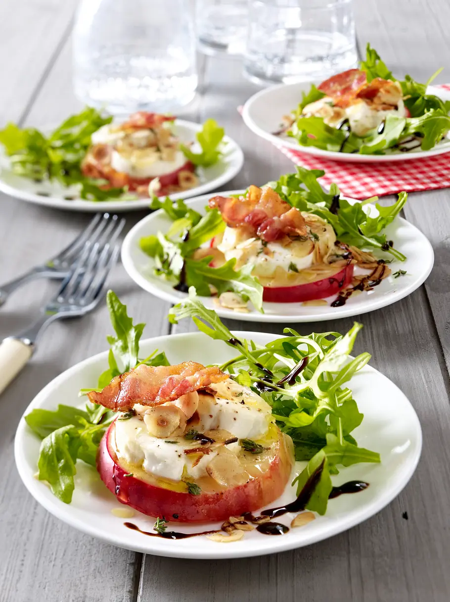 Mit Ziegenkäse gratinierter Apfel auf Salat Rezept Mit Ziegenkäse gratinierter Apfel auf Salat Rezept
