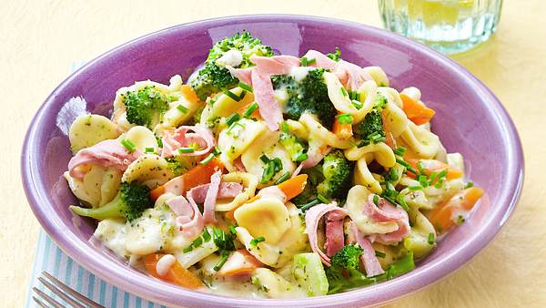 Mittagessen fürs Büro: Schnelle Nudeln mit Brokkoli in Frischkäse-Soße - Foto: House of Food / Bauer Food Experts KG