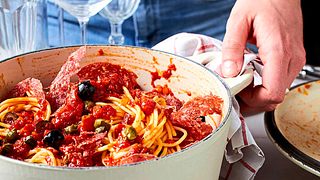 Mittagspasta mit Salami-Taktik Rezept - Foto: House of Food / Bauer Food Experts KG