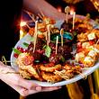Mitternachtssnacks als Partyspieße auf einem Teller serviert - Foto: House of Food / Bauer Food Experts KG