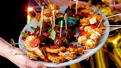 Eine Platte mit verschiedenen Mitternachtssnacks: Feta-Kürbis-Schaschlick, Hackfleischbällchen mit Granatapfel, Chorizogarnelen - Foto: LECKER @ Bauer Media Group