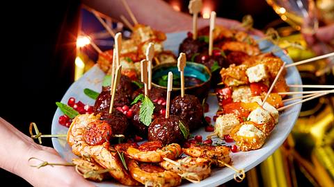 Mitternachtssnacks als Partyspieße auf einem Teller serviert - Foto: House of Food / Bauer Food Experts KG