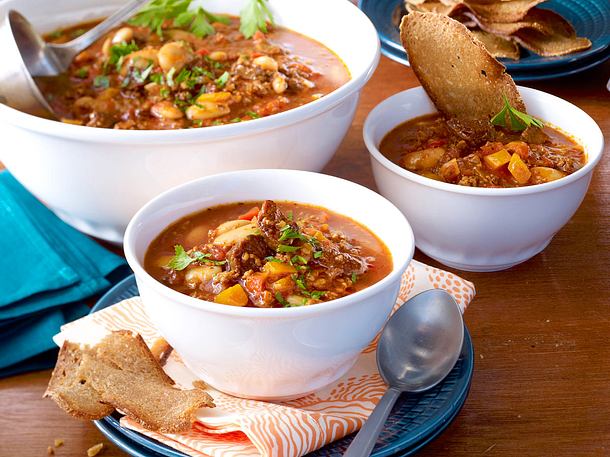 Mitternachtssuppe mit Rindfleisch und Brotchips Rezept Mitternachtssuppe mit Rindfleisch und Brotchips Rezept