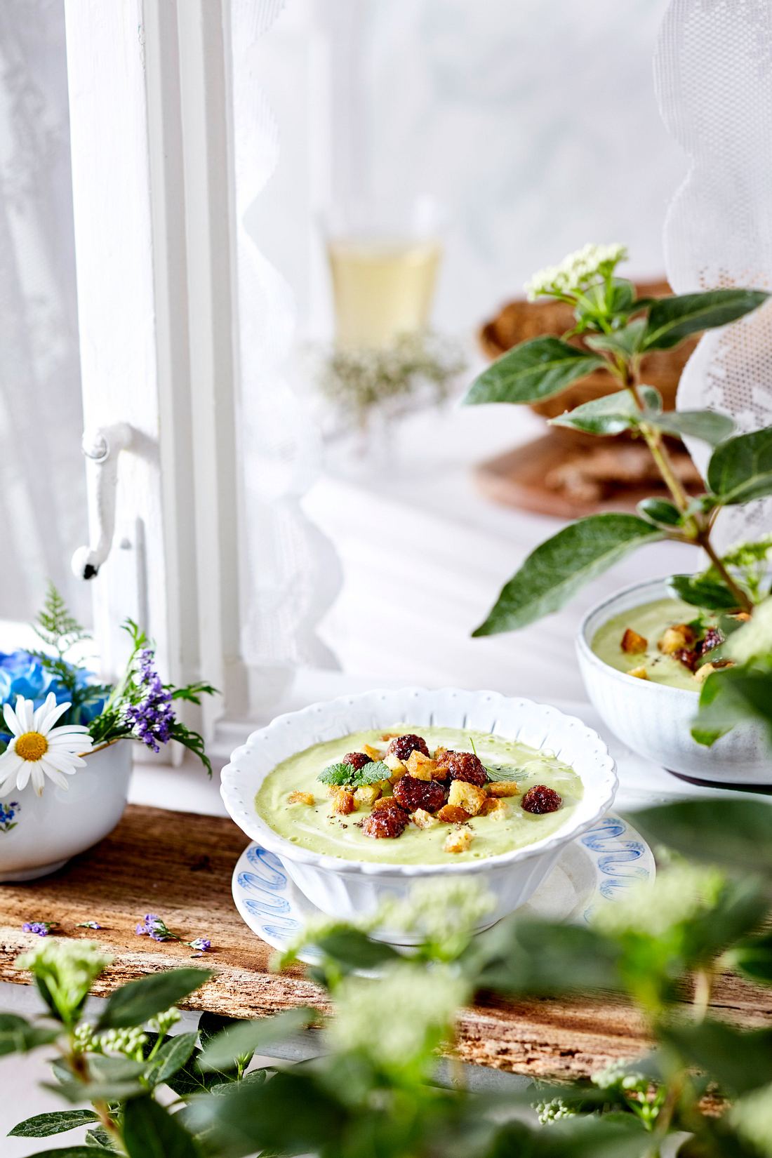 Mittsommer – Schwedische Erbsensuppe mit Köttbullar Rezept | LECKER