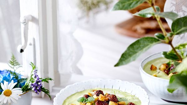 Mittsommer – Schwedische Erbsensuppe mit Köttbullar Rezept - Foto: House of Food / Bauer Food Experts KG