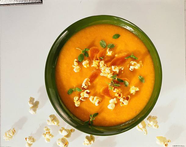 Möhren-Apfelsuppe mit Knoblauchpopcorn Rezept Möhren-Apfelsuppe mit Knoblauchpopcorn Rezept