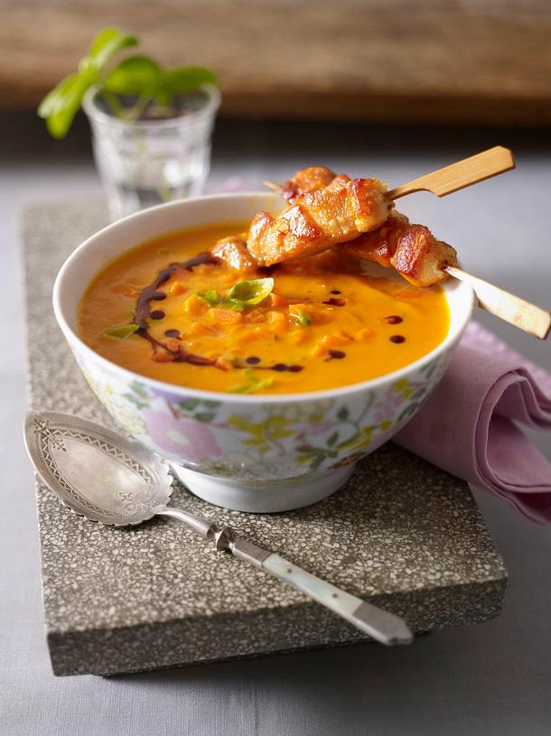 Möhren-Basilikum-Suppe mit Hähnchensticks Rezept | LECKER