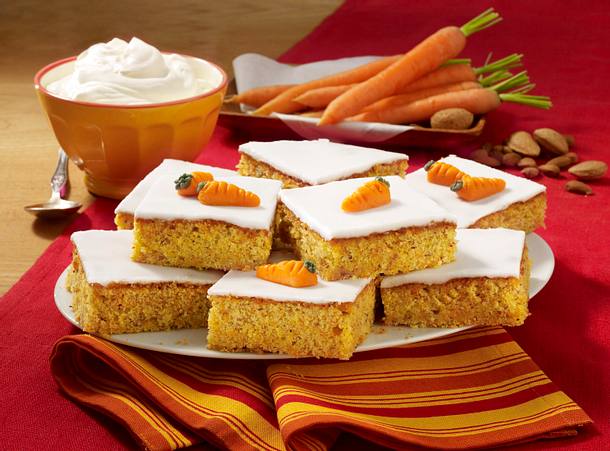 Möhren-Blechkuchen mit Zitronenguss Rezept Möhren-Blechkuchen mit Zitronenguss Rezept