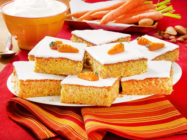 Möhren-Blechkuchen mit Zitronenguss Rezept