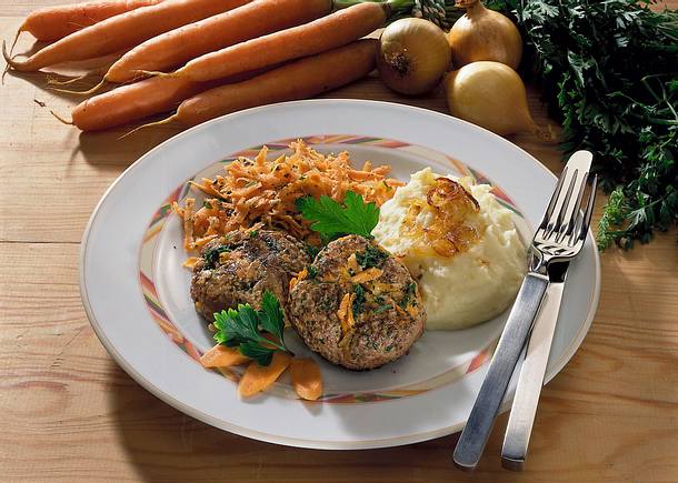 Möhren-Hackfrikadellen mit Kartoffelpüree Rezept Möhren-Hackfrikadellen mit Kartoffelpüree Rezept