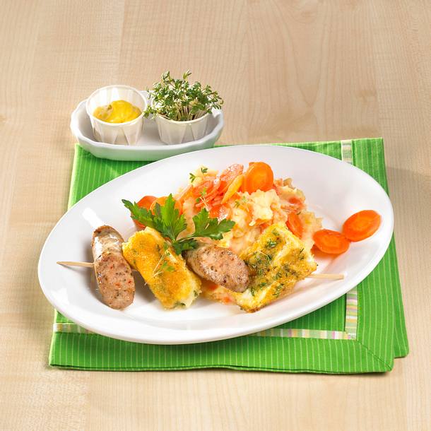 Möhren-Kartoffelpüree mit Bratwurst-Camembert-Spießen Rezept Möhren-Kartoffelpüree mit Bratwurst-Camembert-Spießen Rezept