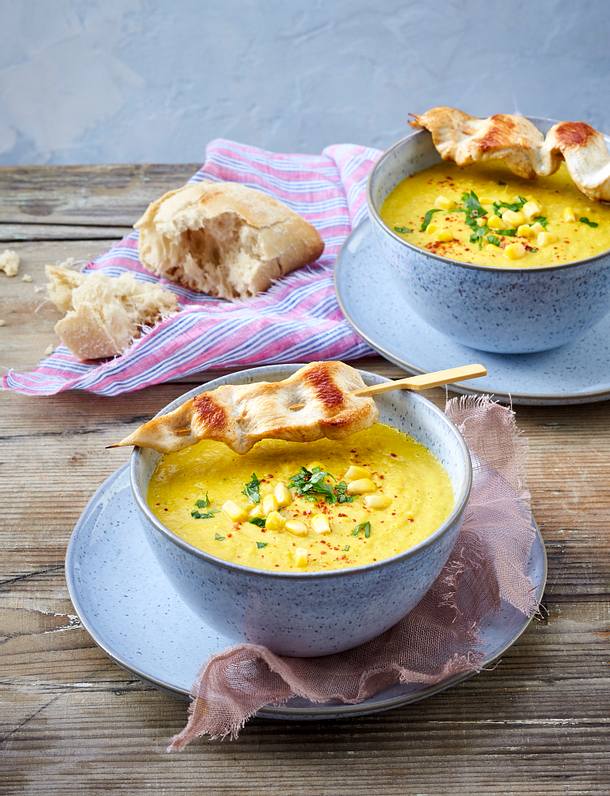 Möhren-Mais-Suppe mit Hähnchenspießen Rezept | LECKER