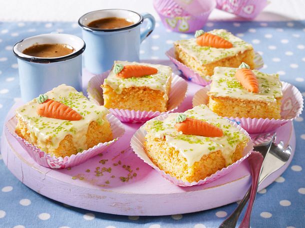 Möhren-Mandel-Blechkuchen mit Zitronenguss Rezept
