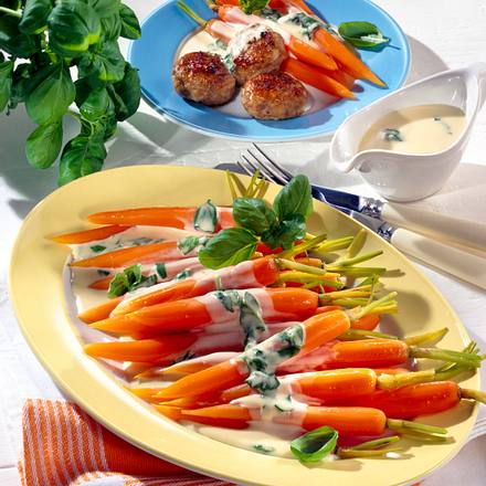 Möhren mit Basilikum-Sahne zu Mettfrikadellen Rezept Möhren mit Basilikum-Sahne zu Mettfrikadellen Rezept