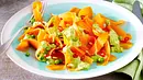 Möhren-Pasta mit Erbsen und grüner Soße auf einem hellblauen Teller mit weißem Rand. - Foto: LECKER @ Bauer Media Group Möhren-Pasta mit Erbsen und grüner Soße auf einem hellblauen Teller mit weißem Rand. - Foto: LECKER @ Bauer Media Group