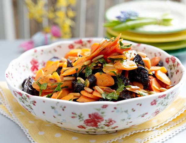 Möhren-Pflaumensalat mit Pinienkernen Rezept