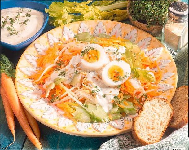 Möhren-Rohkost mit Ei Rezept Möhren-Rohkost mit Ei Rezept