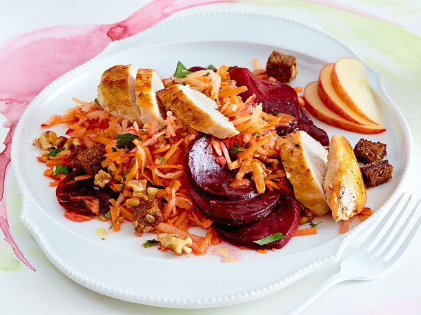 Möhren-Rote-Bete-Rohkost mit Hähnchenfilet Rezept Möhren-Rote-Bete-Rohkost mit Hähnchenfilet Rezept