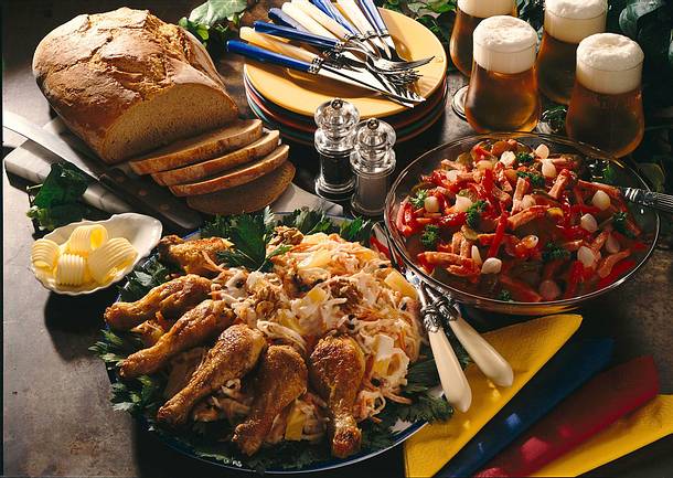 Möhren-Sellerie-Salat mit Hähnchenkeulen Rezept Möhren-Sellerie-Salat mit Hähnchenkeulen Rezept