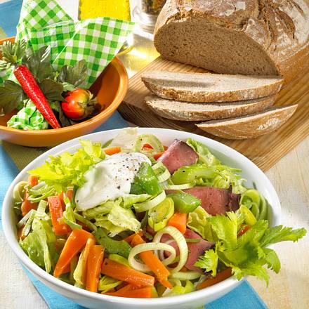 Möhren-Sellerie-Salat mit Roastbeef Rezept