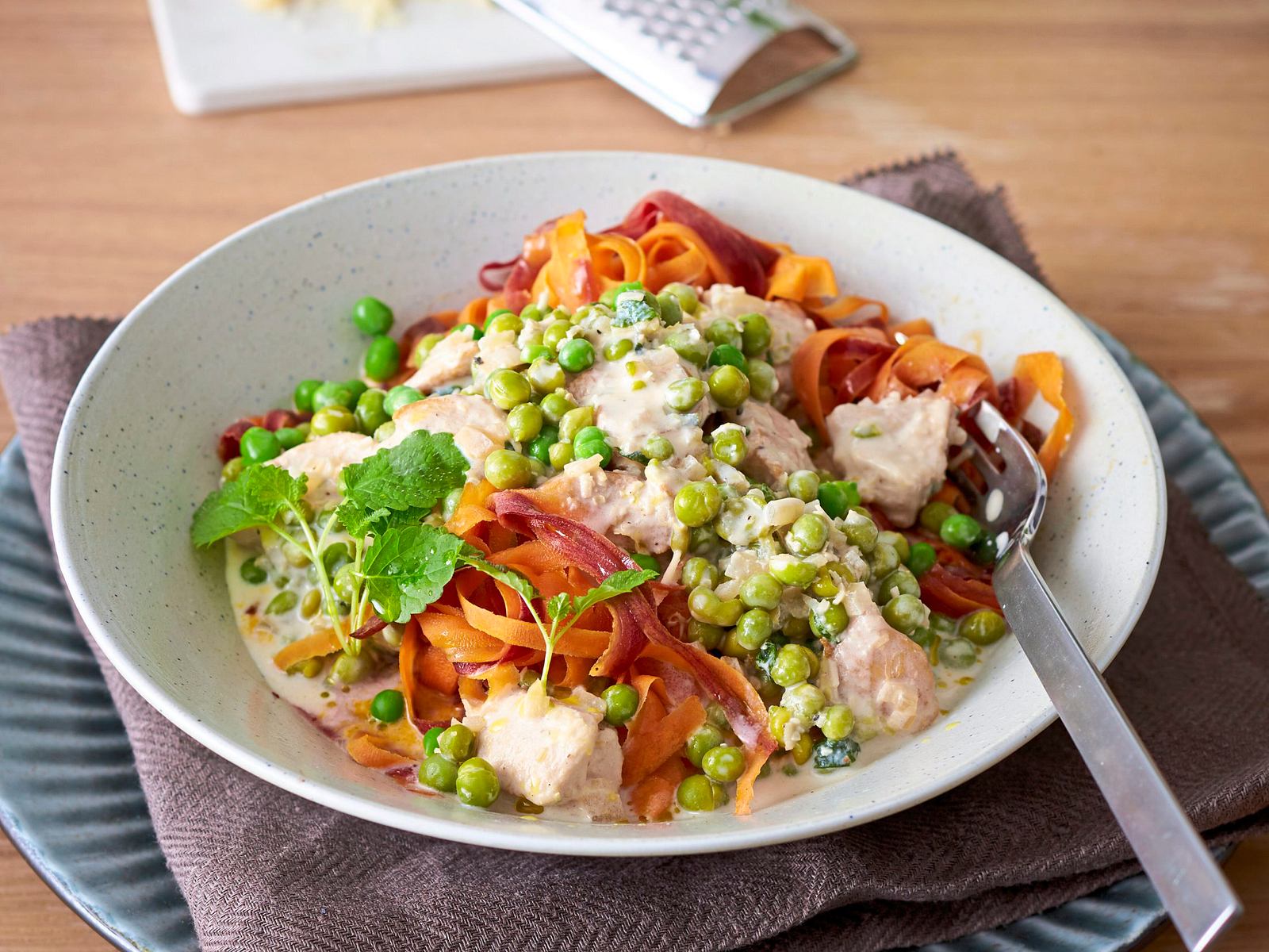 Möhren-Tagliatelle mit Hähnchen-Frikassee-Style-Soße Rezept | LECKER