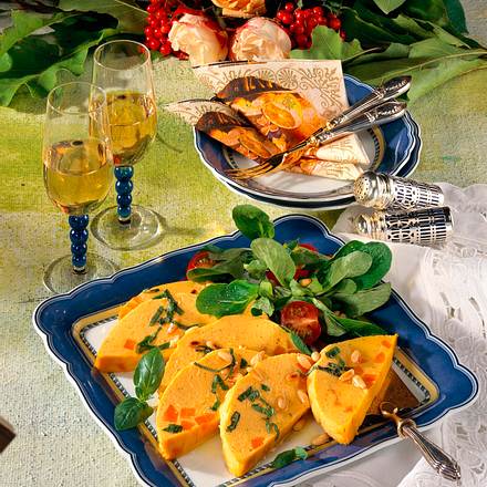Möhren-Terrine mit Basilikum-Öl und Pinienkernen Rezept
