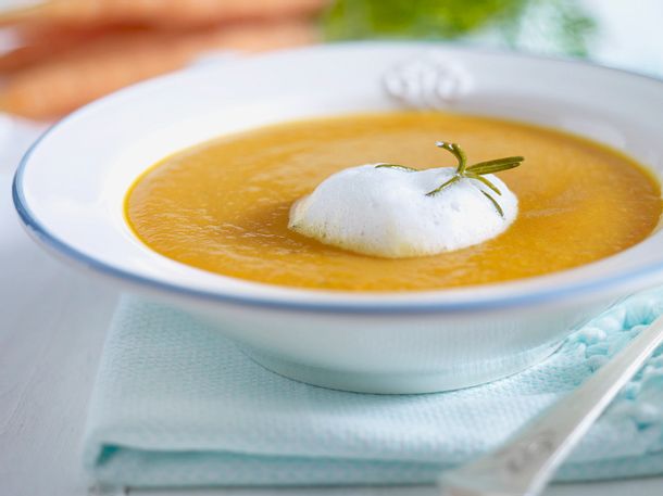 Möhren-Tomaten-Suppe mit Rosmarin-Milchschaum Rezept Möhren-Tomaten-Suppe mit Rosmarin-Milchschaum Rezept