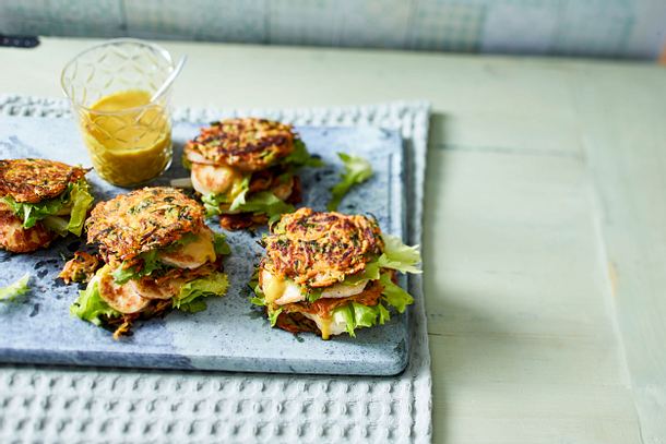 Möhren-Zucchini-Fritter-Türmchen Rezept Möhren-Zucchini-Fritter-Türmchen Rezept